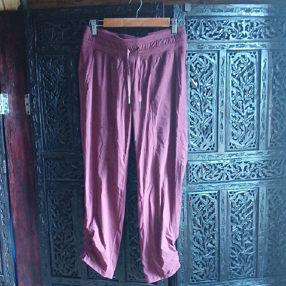 lululemon athletica Cropped Pants in Burgundy